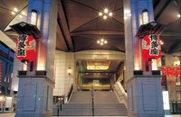 博多座がツイッターに投稿した正面入り口の写真（博多座のツイッターより）