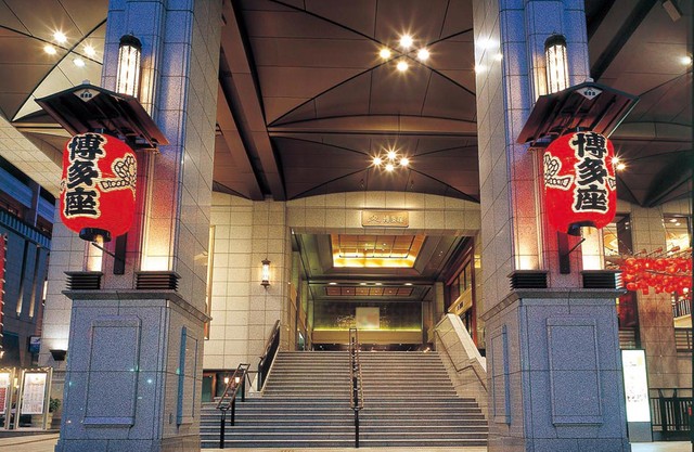 博多座がツイッターに投稿した正面入り口の写真（博多座のツイッターより）