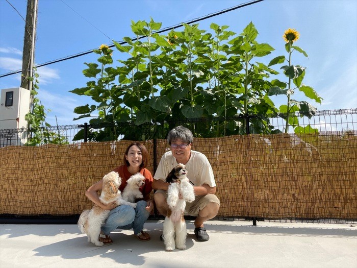 パートナーである獣医師の細井戸大成（ほそいどたいせい）さんと（富永さん提供）