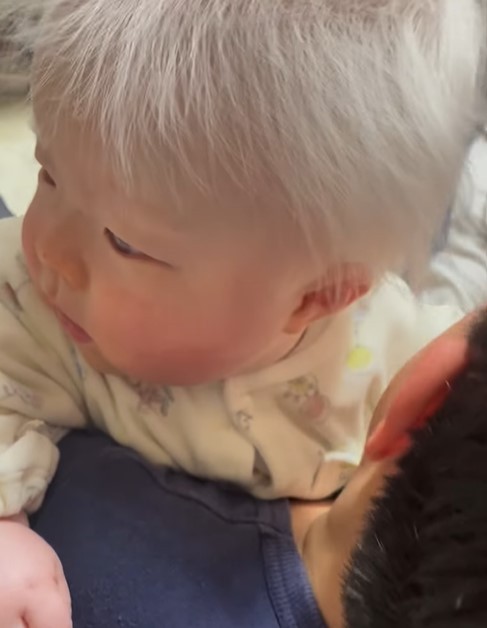 お兄ちゃんの抱っこに安心した様子のひな君（提供：＠hina.11.7さん）
