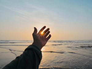 背中に触れた温かい手。私が泣きやむまで、ただそばにいてくれた彼女