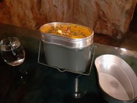 外蓋を外すと中蓋にルーが入っている