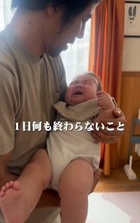 家事の途中で次男のお世話…（「とっしー」さん提供、Instagramよりキャプチャ撮影）