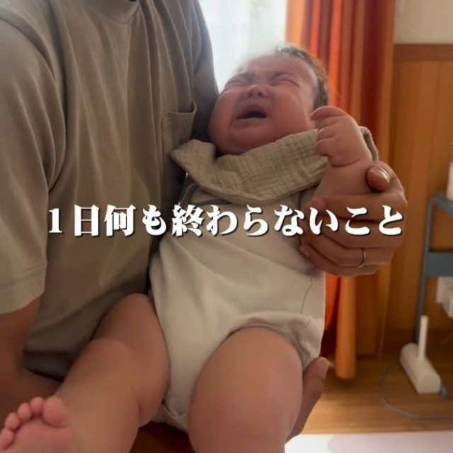 家事の途中で次男のお世話…（「とっしー」さん提供、Instagramよりキャプチャ撮影）