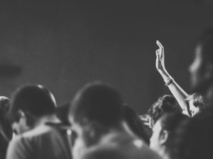 「両親がタバコを吸う人は手を挙げて」と担任の先生が言い、憤りを感じた