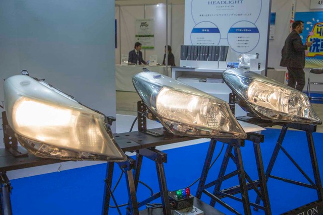 左から紫外線で劣化したヘッドライト、1000番で研磨、2000番で研磨したあとにフィルムを貼ったヘッドライトを展示。