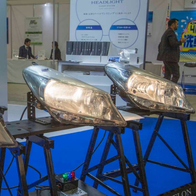 左から紫外線で劣化したヘッドライト、1000番で研磨、2000番で研磨したあとにフィルムを貼ったヘッドライトを展示。