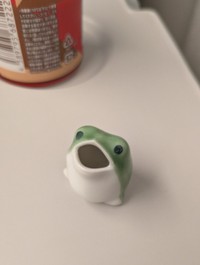 有田焼のミニチュアシリーズ「有田焼ミクロス」の小さなカエルとの出会いがXで話題に（ちまきさん提供）
