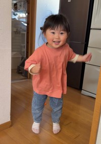 「アイス買いに行く？」と聞かれて、うれしそうに飛び跳ねる／あれんぴファミリーさん（@arenpi_family）提供