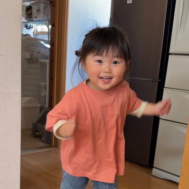 「アイス買いに行く？」と聞かれて、うれしそうに飛び跳ねる／あれんぴファミリーさん（@arenpi_family）提供