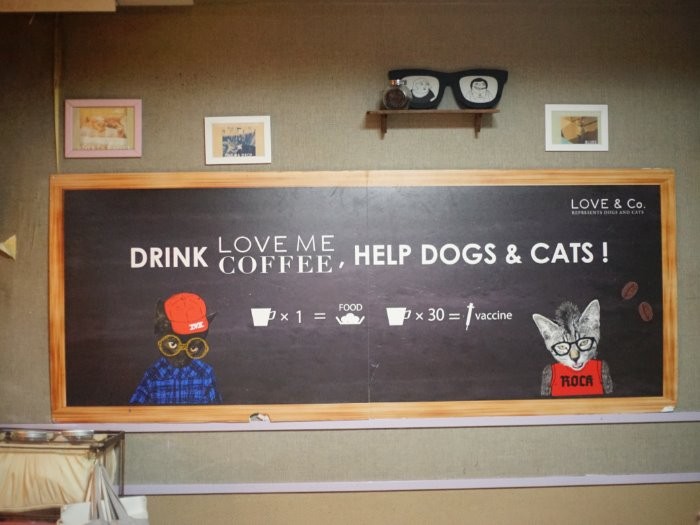 おしゃれな事務所の黒板「ドリンク一杯のコーヒーが犬猫のごはん１回分になる」