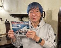 1970年、全日本アマチュア・フォーク・シンガーズの一員として「戦争を知らない子供たち」の演奏に参加した浦田博信さん＝大阪市内