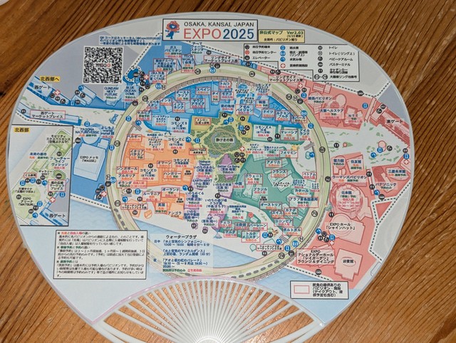 汎用うちわにぴったりサイズの万博非公式マップを印刷できます　※こちらはサンプルです（提供：つじさん）