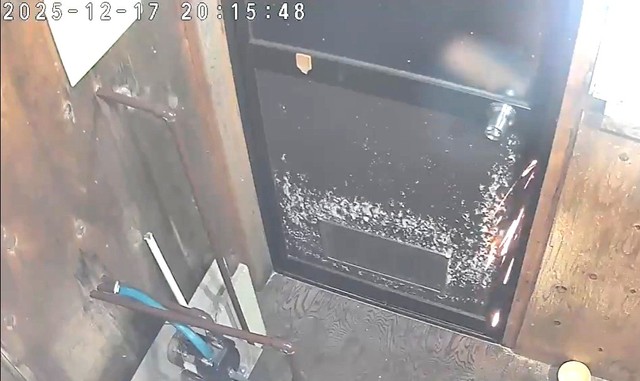 サンダーでカムロックを切断中。中に火花が散っていた（なかよし自販機コーナー の広報担当・手塚さん提供、Xよりキャプチャ撮影）