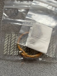 亡くなった三毛猫の首輪と毛（画像提供：MARVELママさん）