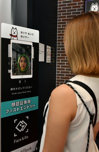 顔認証システムで入場する来場者