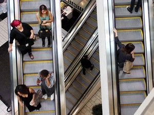 朽ちゆくショッピングモールの生き返り　教会やプール、ホームレス施設も