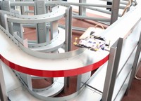 カーブ直前の路面が僅かに高くなっているから車体が跳ね上がる