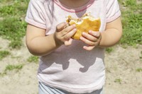 5歳の娘さんの「マクドドナルド」という言い間違いが、ついに「マクドナルド」に直ってしまったことをX
に投稿（photoACより「414PKS」さん撮影、イメージ画像）