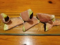 生ハムで巻くアレンジもオススメ（筆者撮影）