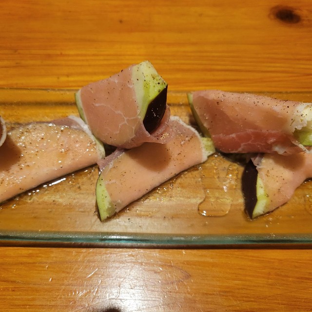 生ハムで巻くアレンジもオススメ（筆者撮影）