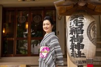 デビューCDの演目「櫻川と黒鷲」に登場する矢先稲荷神社にたたずむ瑞姫＝東京・台東区松が谷