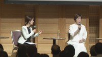 司会の中野美奈子さんとパネリストの高畑淳子さん
