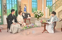31日放送の「徹子の部屋」に出演する、故大川橋蔵さんの妻・丹羽真理子さん（中央）と次男の丹羽貞仁。右端は司会の黒柳徹子＝テレビ朝日提供