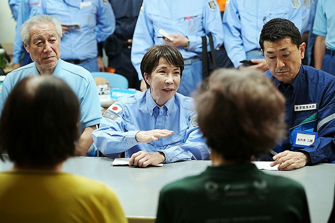 Takaichi pledges aid during visit to quake-hit Kumamoto | The Asahi Shimbun: Breaking News, Japan News and Analysis