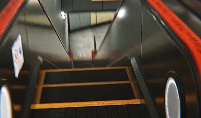 エスカレーターを駆け下りるが…(たいらかけるさん提供、Xよりキャプチャ撮影)