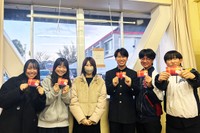 西尾高校を訪問し、全員で撮影。「感謝を伝えに来てくれたことに感謝しています」と5人（右から、相川君、村松君、兼松君、木村さん、平松さん、柴田さん、提供写真）