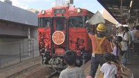JR岡山駅に到着した「桃太郎伝説」のラッピング列車