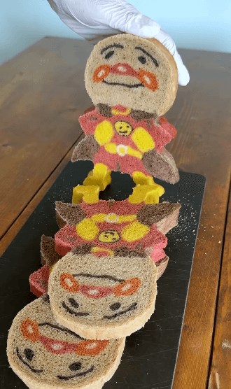 焼き上がりの断面に現れたアンパンマン／Ranさん（@konel_bread）提供