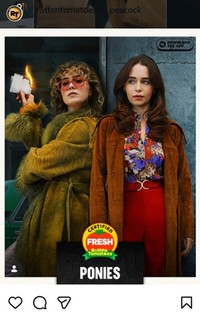 「PONIES」に主演するエミリア・クラーク（右）とヘイリー・ルー・リチャードソン＝ピーコックのインスタグラム＠peacockより　