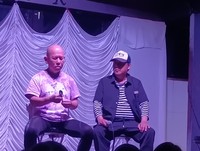 イベントでスプーン曲げをする〝エスパー〟清田益章(左）を見守る山口敏太郎氏＝横浜市内