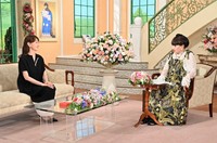 黒柳徹子さん（右）とトークを展開する花總まりさん