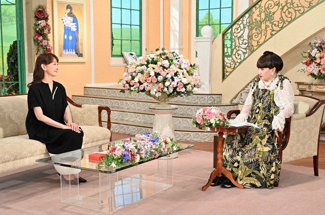黒柳徹子さん（右）とトークを展開する花總まりさん