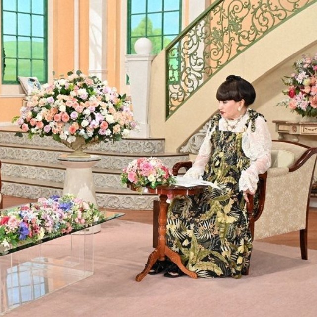 黒柳徹子さん（右）とトークを展開する花總まりさん