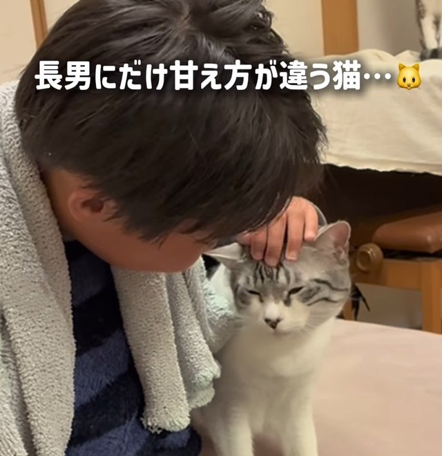 なでなでしてもらってご満悦（ろくはなさん提供、Instagramよりキャプチャ撮影）