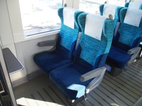 特別車はリクライニングシート座席が並び、快適そのもの