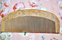 デザインの下書きをした木櫛（画像提供：恋鞠堂さん）