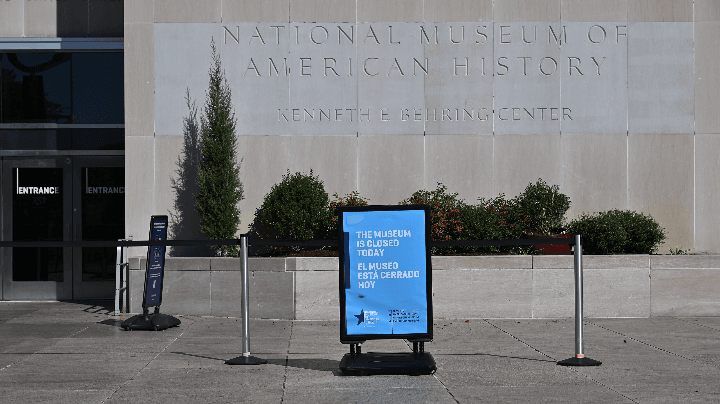 2025年10月1日から11月12日まで続いた連邦政府機関の一部閉鎖の影響により、国立アメリカ歴史博物館などの公共施設も「休館」となった。