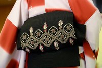 ファッションショーで披露されたパレスチナ刺繡帯=2025年5月、東京都渋谷区、小山幸佑撮影