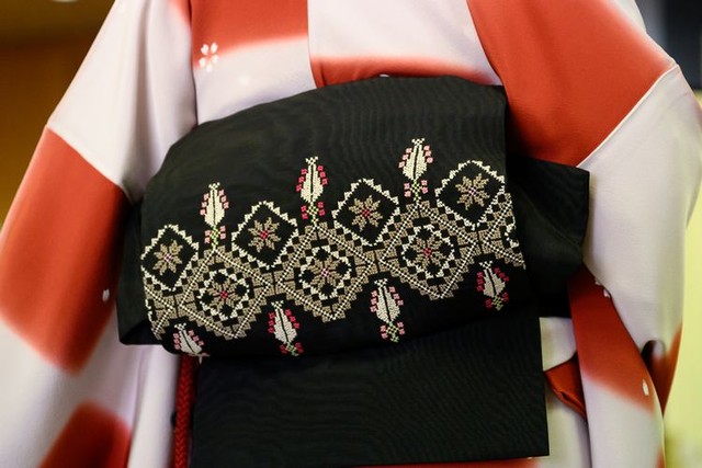 ファッションショーで披露されたパレスチナ刺繡帯=2025年5月、東京都渋谷区、小山幸佑撮影