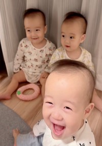 カーテンの中でかくれんぼ♡見つかっちゃった！（提供：@tripletpapa3さん）