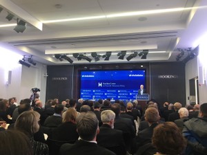 経済立て直しの期待を一身に　重荷背負わされた中央銀行