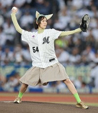 セレモニアルピッチに登板した恒松祐里＝2026年6月9日、ZOZOマリンスタジアム 