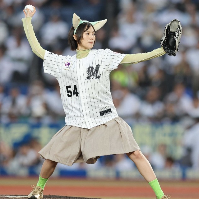 セレモニアルピッチに登板した恒松祐里＝2026年6月9日、ZOZOマリンスタジアム 