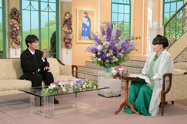 黒柳徹子さん（右）とトークを展開する柿澤勇人さん