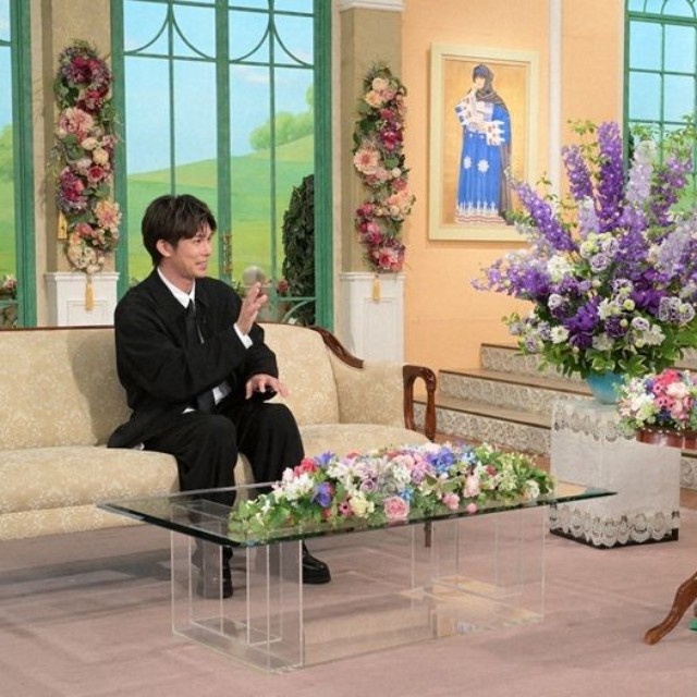 黒柳徹子さん（右）とトークを展開する柿澤勇人さん